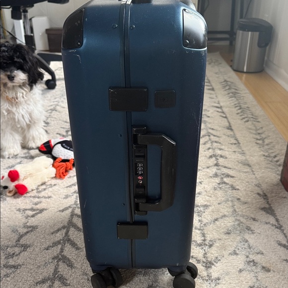 Solgaard Carry On 22 inch Navy Hardside Spinner Suitcase - Picture 2 of 7